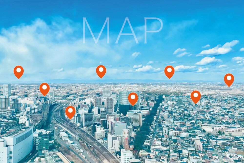 MEO対策の説明を示す画像。地図上にピンが立てられた都市の空撮風景と、ビジネスの集客力向上を象徴する要素が描かれています。