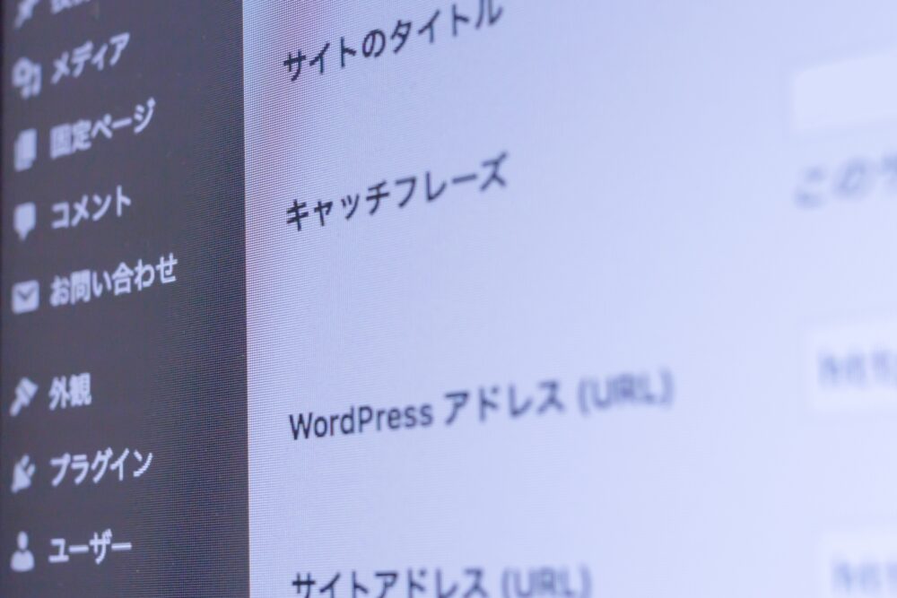 HTMLサイトとCMSの違いを示す図。左側にHTMLサイトの特徴、右側にCMSの特徴が並んでいる。