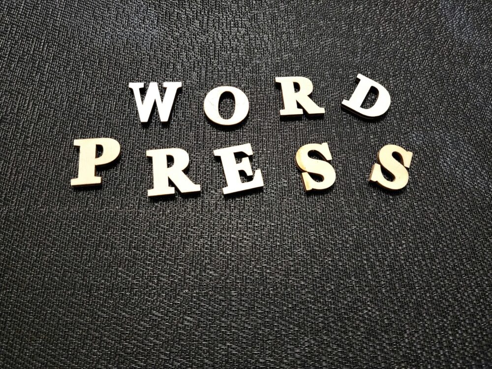 WordPressの構造はテーマ、プラグイン、データベースなどの要素で構成されている