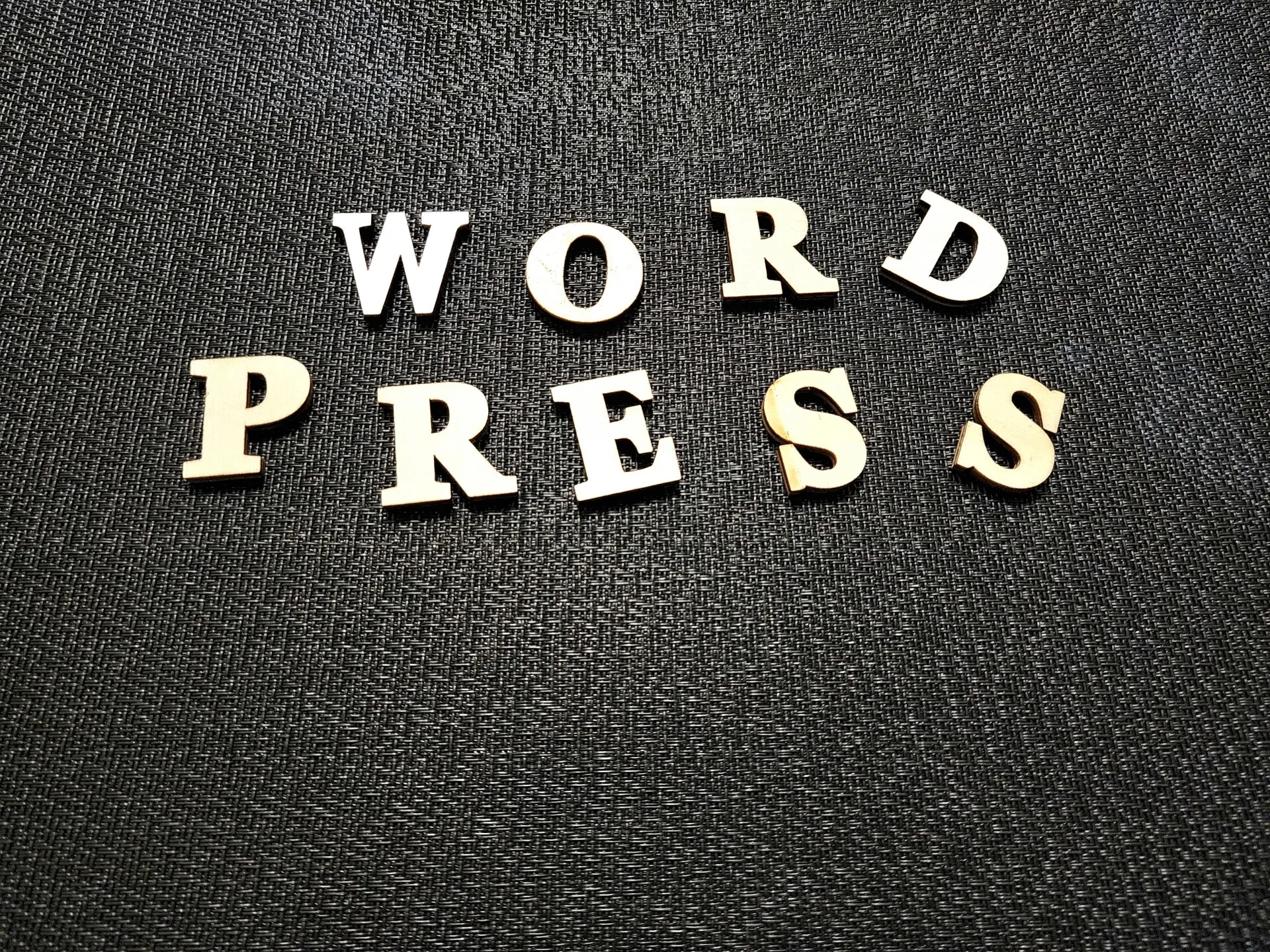 WordPressの構造を示す図解。テーマ、プラグイン、データベースなどの要素が含まれています。