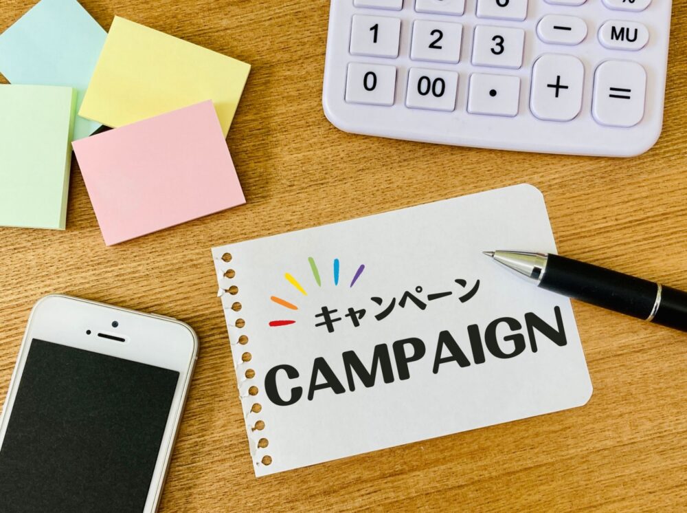 ランディングページとウェブサイトの違いを示す図解。マーケティング戦略におけるそれぞれの役割を視覚的に表現。