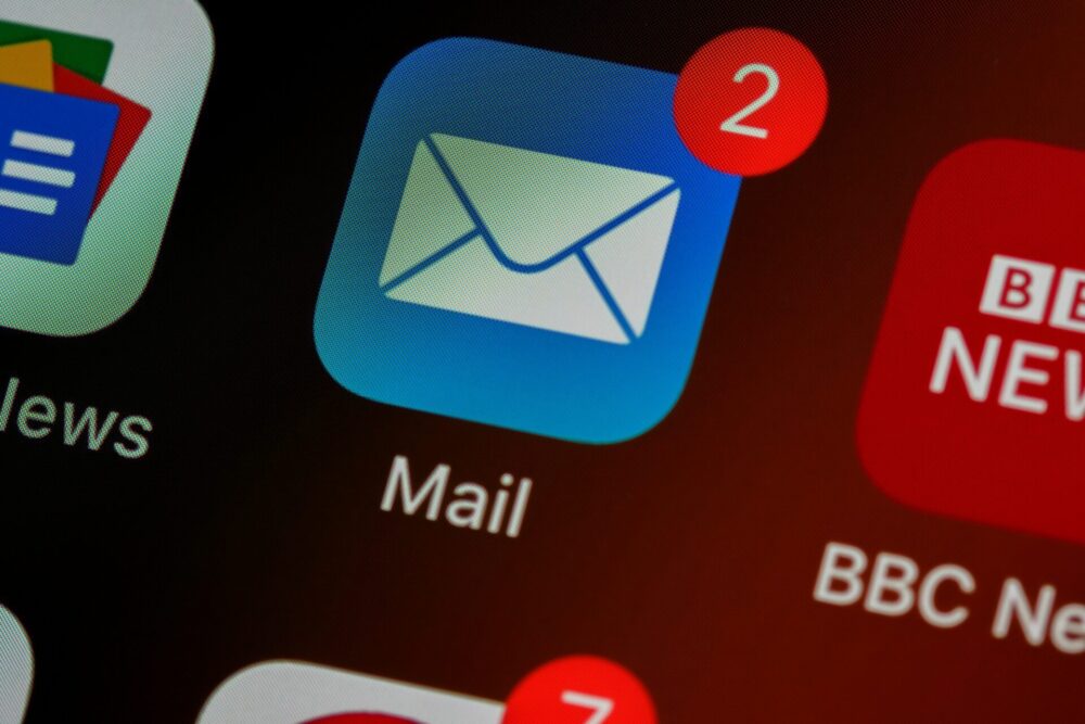 SMTP、SPF、DKIM、DMARCの重要性を示す図解。メールセキュリティの基本技術を視覚的に説明。