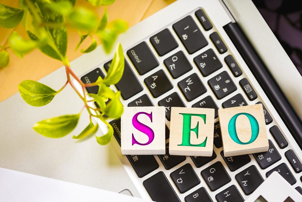 コンテンツの定期的な更新と監視が重要。